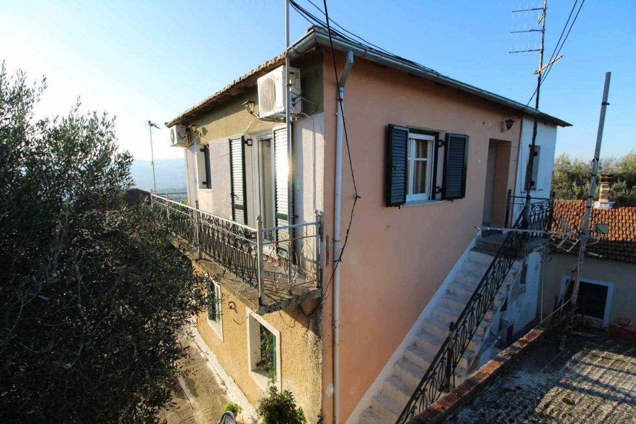 Alex Montos Corfu Ferienhaus Karousádes
