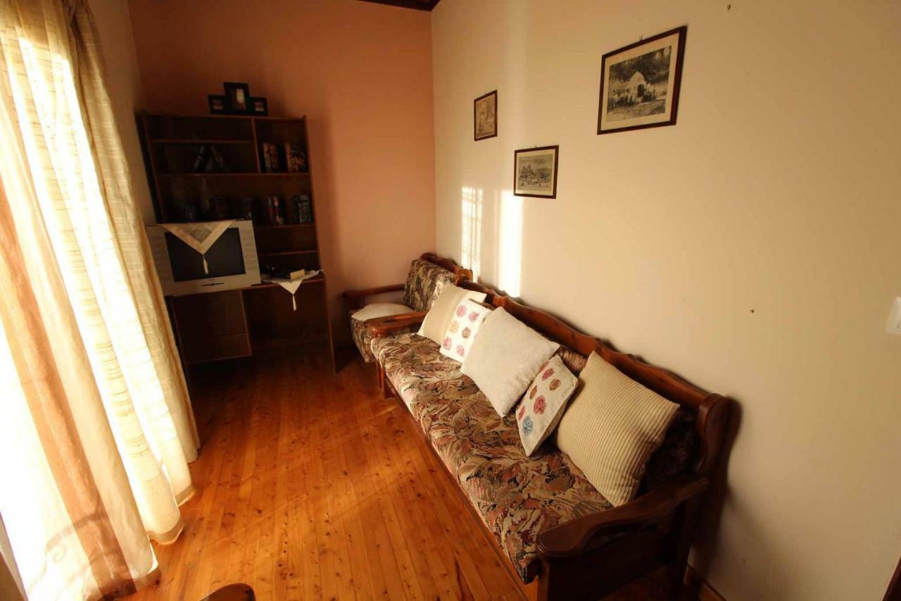 Alex Montos Corfu Ferienhaus Karousádes